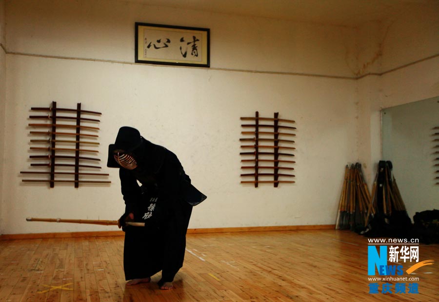 A Kendo lover wearing protective armor waits for the combating practice to begin. (Photo/Xinhua) 