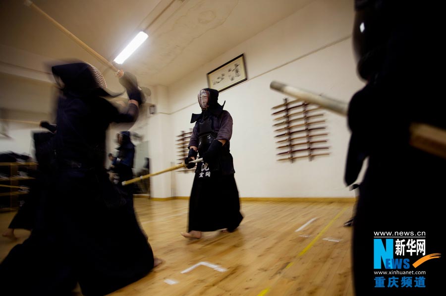 Kendo lovers practice combating skills at the club. (Photo/Xinhua) 