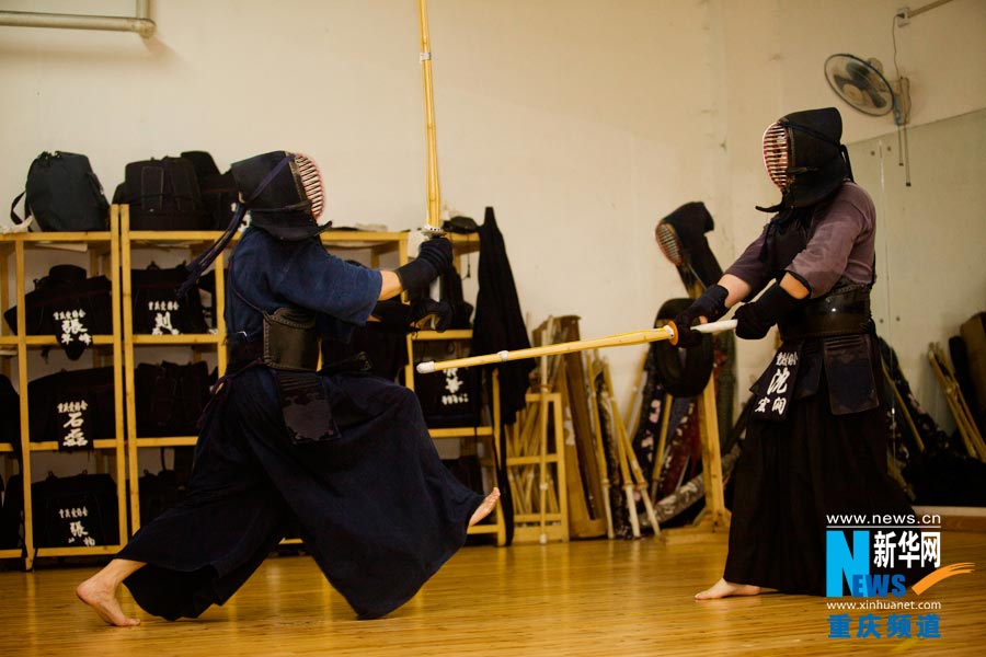 Kendo lovers practice combating skills at the club. (Photo/Xinhua)  