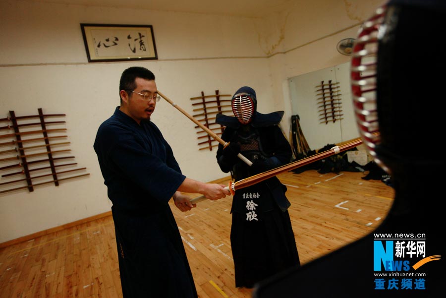 A senior fellow guides new learners to learn combating skills. (Photo/Xinhua)