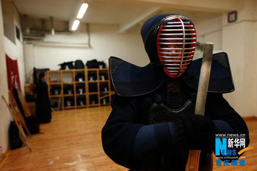 A Kendo lover wearing protective armor waits for the combating practice to begin. (Photo/Xinhua)