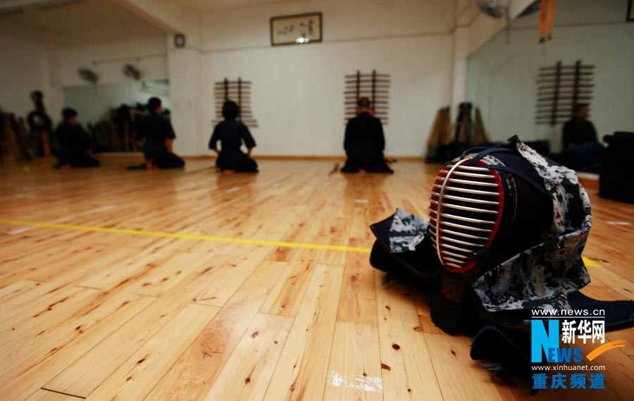 Kendo lovers learn courtesy before combat. It takes one to two weeks to learn Kendo etiquette.  (Photo/Xinhua)
