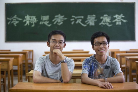The top scorers in humanities and science in Yunan are from the same class in high school.(Photo/GMW.cn)