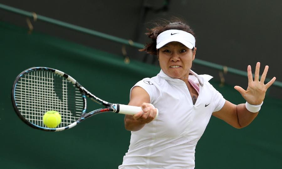 Li Na of China returns the ball during the second round of ladies' singles against Simona Halep of Romania on day 4 of the Wimbledon Lawn Tennis Championships at the All England Lawn Tennis and Croquet Club in London, Britain on June 27, 2013. Li won 2-1. (Xinhua/Yin Gang)