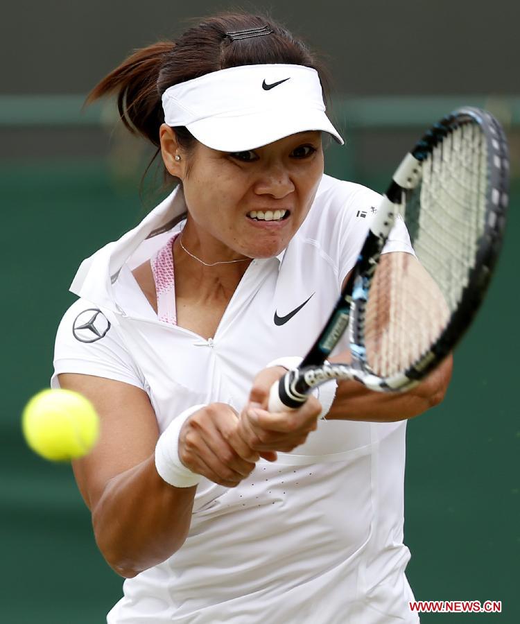Li Na of China returns the ball during the second round of ladies' singles against Simona Halep of Romania on day 4 of the Wimbledon Lawn Tennis Championships at the All England Lawn Tennis and Croquet Club in London, Britain on June 27, 2013. Li won 2-1. (Xinhua/Yin Gang)