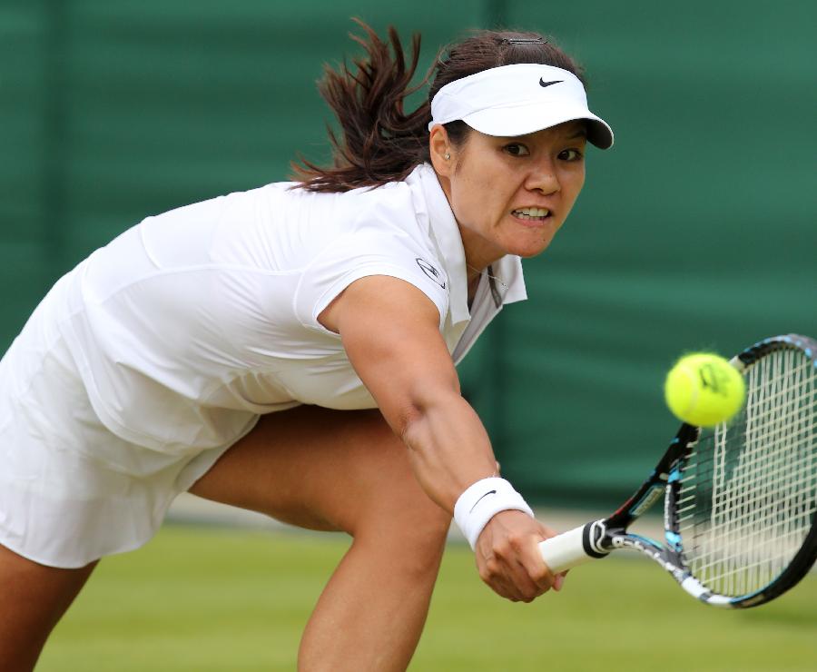 Li Na of China returns the ball during the second round of ladies' singles against Simona Halep of Romania on day 4 of the Wimbledon Lawn Tennis Championships at the All England Lawn Tennis and Croquet Club in London, Britain on June 27, 2013. Li won 2-1. (Xinhua/Yin Gang)