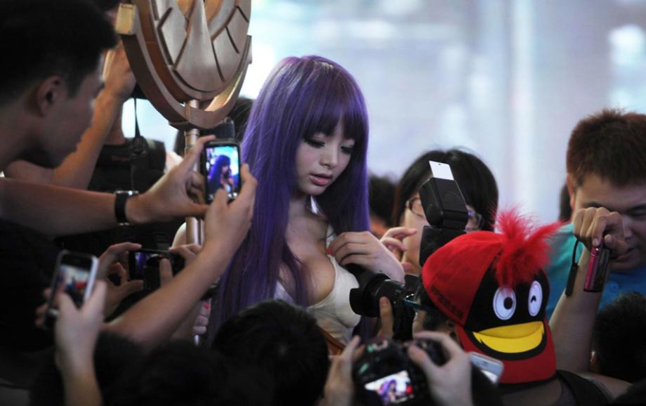 A woman dressed up as Athena attracts many visitors to take pictures of her at 2012 ChinaJoy Cosplay on July 26, 2012. (Photo/CNTV)