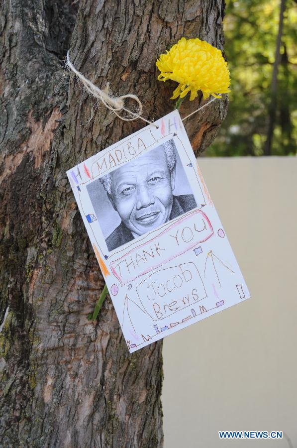 A card with best wishes for South Africa's anti-apartheid icon Nelson Mandela is placed outside his residence in Johannesburg, South Africa, June 27, 2013. South African President Jacob Zuma has canceled his scheduled visit to Mozambique after visiting former president Nelson Mandela in hospital, the Presidency said Wednesday night. (Xinhua/Guo Xinghua)