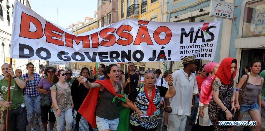 People participate in a protest against the government's austerity measures in Lisbon, June 27, 2013. The Portuguese staged a general strike across the country on Thursday fuelled by the prolonged economic recession in the bailed-out country. Meanwhile, thousands of Portuguese in Lisbon took to the street protesting against the government's austerity measures. (Xinhua/Zhang Liyun) 