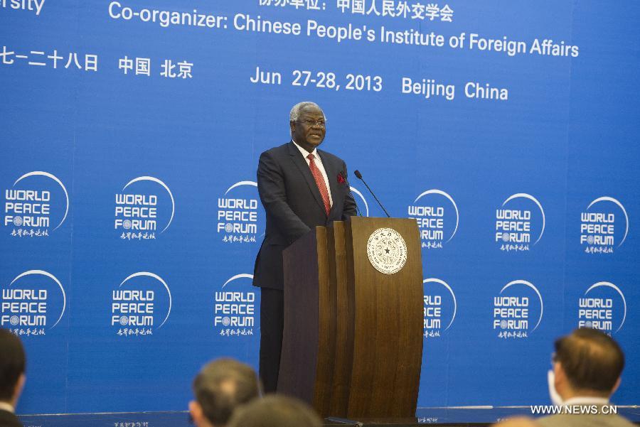 Sierra Leonean President Ernest Bai Koroma addresses the opening ceremony of the second annual World Peace Forum at Tsinghua University in Beijing, capital of China, June 27, 2013. (Xinhua/Xie Huanchi) 