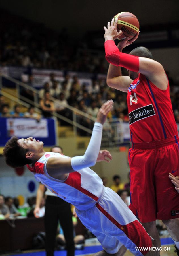 Manuel De Jesus (R) of Puerto Rico passes the ball during a match against China at the Stankovic Continental Cup 2013 in Lanzhou, northwest China's Gansu Province, June 27, 2013. Puerto Rico lost the match 67-79. (Xinhua/Liang Qiang)