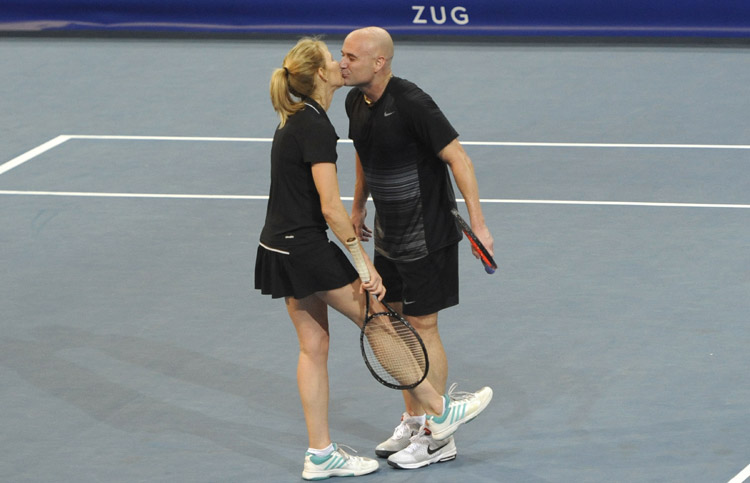 Sweet moment: Tennis giant Andre Agassi kisses his wife on the court, June 23, 2013. (Photo/Osports)
