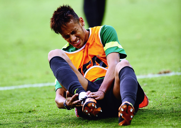 Neymar hurts with suspected injuries in a training session. Brazil will face Uruguay on June 26 in the semifinal of the FIFA Confederations Cup Brazil 2013. (Photo/Osports)