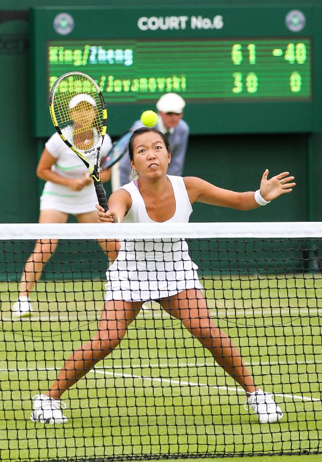 Zheng Jie (Back) of China and Vania King of the United States compete during the first round match of women's doubles against Vesna Dolonc/Bojana Jovanovski of Serbia on day 4 of the Wimbledon Lawn Tennis Championships at the All England Lawn Tennis and Croquet Club in London, Britain, on June 27, 2013. Zheng Jie/Vania King won 2-0. (Xinhua/Tang Shi)