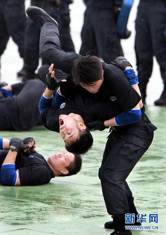 Armed police in Shanghai hold an anti-terrorist drill on June 27, 2013. The members demonstrated fighting, shooting and round up skills in the anti-terrorist drill. (Xinhua/Fan Jun)