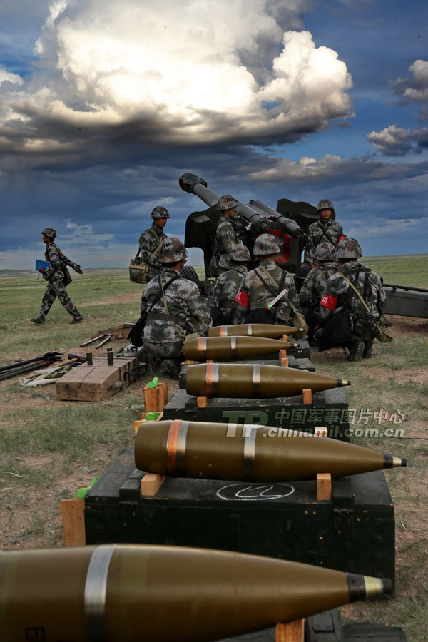 The officers and men of the two artillery regiments conduct live-ammunition firing drill at the Zhurihe Combined Tactics Training Base in Inner Mongolia. (China Military Online /Qiao Tianfu)