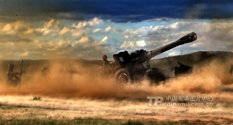 The officers and men of the two artillery regiments conduct live-ammunition firing drill at the Zhurihe Combined Tactics Training Base in Inner Mongolia. (China Military Online /Qiao Tianfu)