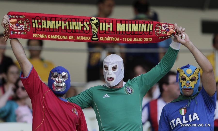 Fans react prior to the FIFA's Confederations Cup Brazil 2013 semifinal match between Spain and Italy held at Castelao Stadium in Fortaleza, Brazil, on June 27, 2013. Spain won 7-6 in a penalty shoot-out. (Xinhua/Guillermo Arias)