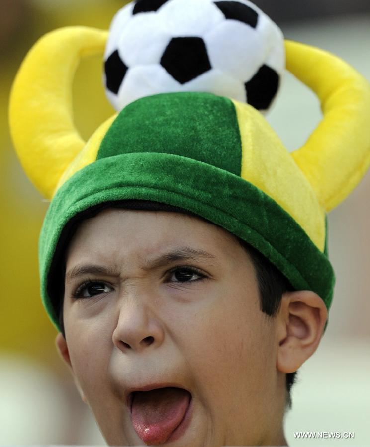 A fan reacts prior to the FIFA's Confederations Cup Brazil 2013 semifinal match between Spain and Italy held at Castelao Stadium in Fortaleza, Brazil, on June 27, 2013. Spain won 7-6 in a penalty shoot-out. (Xinhua/Weng Xinyang)