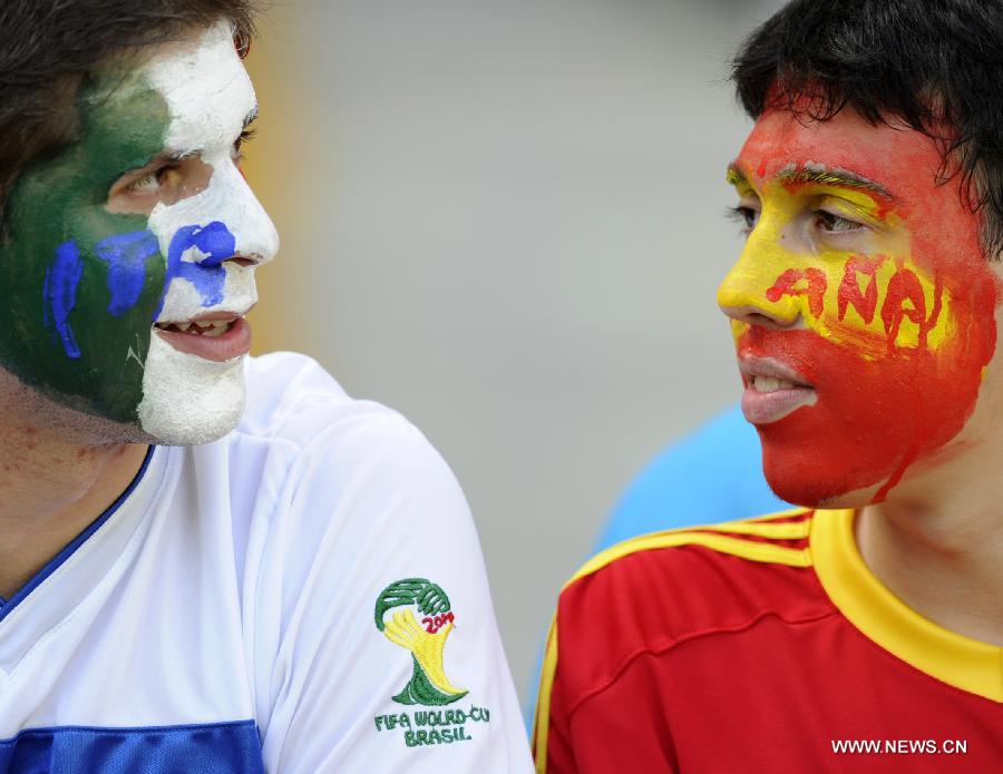 Fans react prior to the FIFA's Confederations Cup Brazil 2013 semifinal match between Spain and Italy held at Castelao Stadium in Fortaleza, Brazil, on June 27, 2013. Spain won 7-6 in a penalty shoot-out. (Xinhua/Weng Xinyang)
