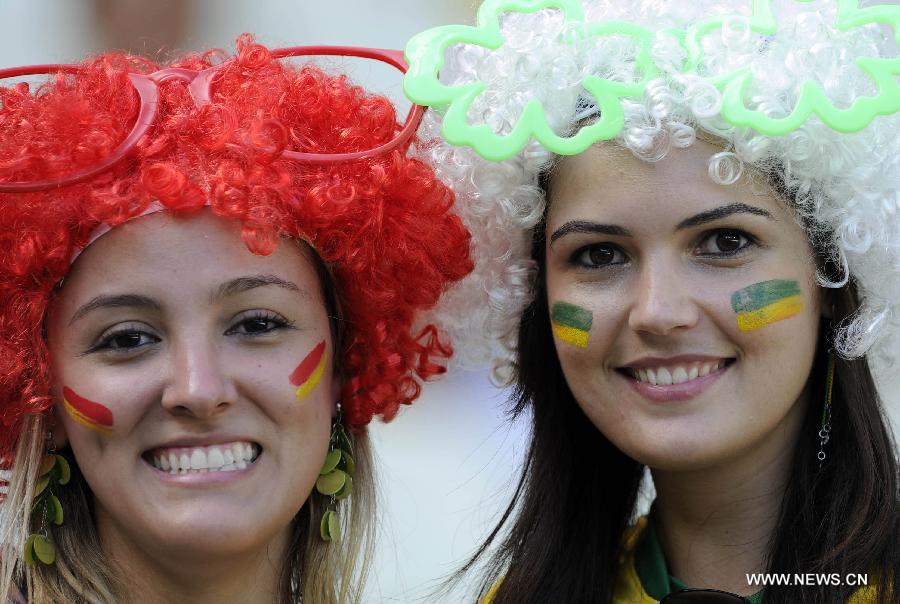 Fans react prior to the FIFA's Confederations Cup Brazil 2013 semifinal match between Spain and Italy held at Castelao Stadium in Fortaleza, Brazil, on June 27, 2013. Spain won 7-6 in a penalty shoot-out. (Xinhua/Weng Xinyang)