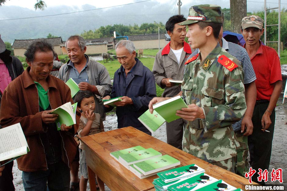 Li Yundong distributes anti-drug materials to the villagers. (CNS/He Yaxin)