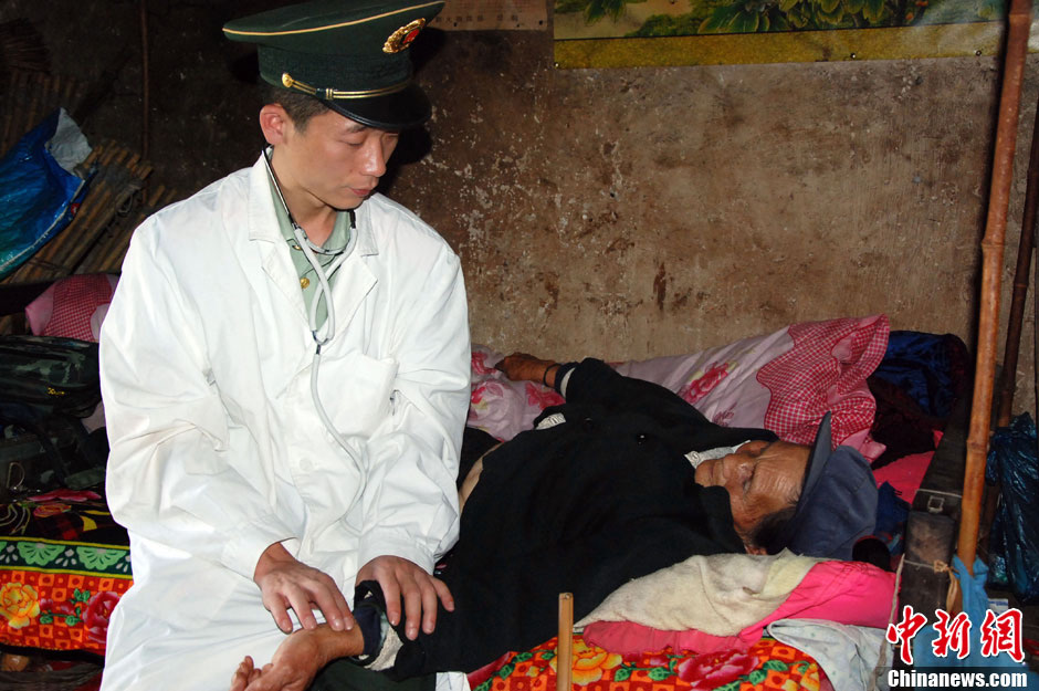 Li Yundong gives a health check to an old villager. (CNS/He Yaxin)