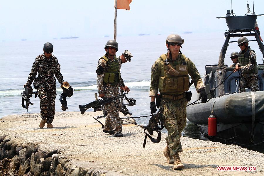 U.S. navy soldiers and their Philippine counterparts disembark from a speed boat after a surveillance operation training during a joint military exercises between the Philippines and the United States at the South China Sea, June 28, 2013. The Philippines and U.S. Naval forces began joint military exercises codenamed Cooperation Afloat Readiness and Training (CARAT) at the South China Sea on June 27 to enhance the capability of both sides through practical exercises and lectures. (Xinhua/Rouelle Umali) 