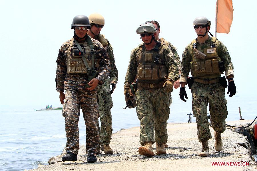 U.S. navy soldiers and their Philippine counterparts disembark from a speed boat after a surveillance operation training during a joint military exercises between the Philippines and the United States at the South China Sea, June 28, 2013. The Philippines and U.S. Naval forces began joint military exercises codenamed Cooperation Afloat Readiness and Training (CARAT) at the South China Sea on June 27 to enhance the capability of both sides through practical exercises and lectures. (Xinhua/Rouelle Umali) 