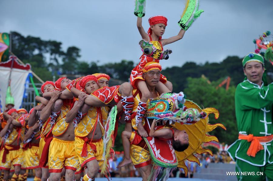 People perform dragon dance during a folk art awards event in Nanning, capital of south China's Guangxi Zhuang Autonomous Region, June 28, 2013. (Xinhua/Zhou Hua) 