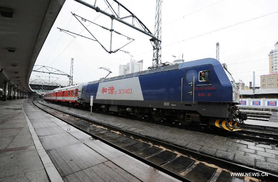 The train K1124 from northeast China's Harbin to south China's Haikou leaves Harbin, capital of northeast China's Heilongjiang Province, June 28, 2013. The train which travels 4,458 kilometers for 65 hours has connected China's northernmost capital city Harbin of Heilongjiang Province with southernmost capital city Haikou of Hainan Province. (Xinhua/Wang Jianwei) 