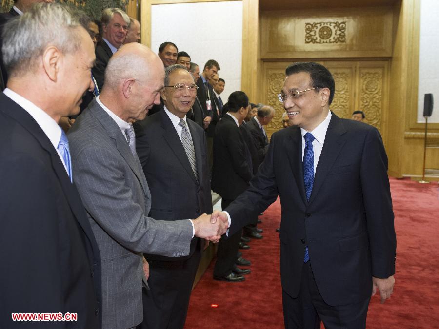 Chinese Premier Li Keqiang (R) shakes hands with an overseas personage who is here to attend the Third Global Think Tank Summit, in Beijing, capital of China, June 28, 2013. (Xinhua/Xie Huanchi) 