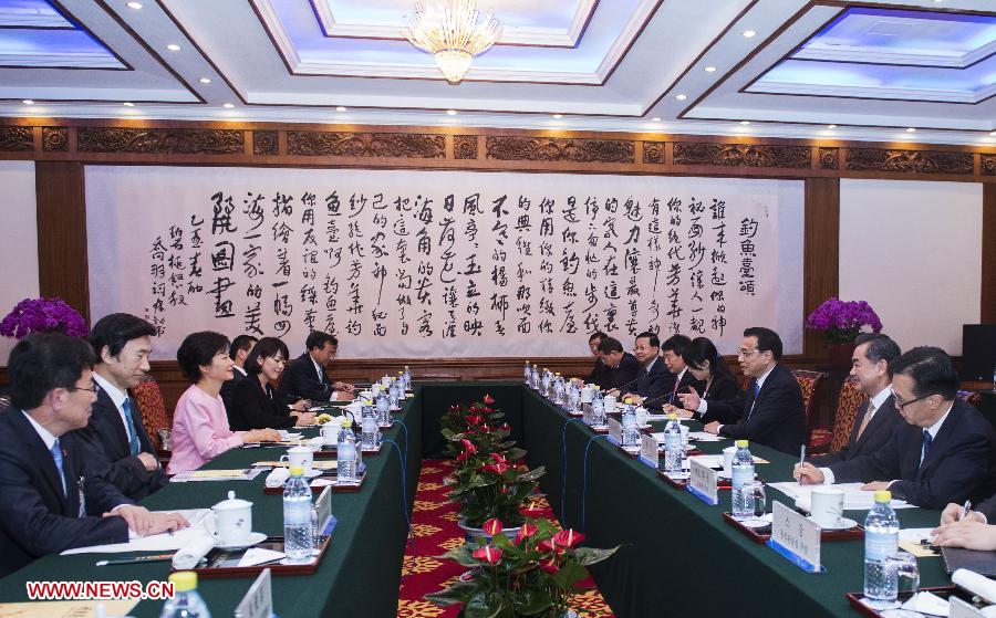 Chinese Premier Li Keqiang (3rd R) meets with South Korean President Park Geun-hye (3rd L) in Beijing, capital of China, June 28, 2013. (Xinhua/Wang Ye) 