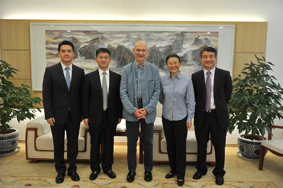 Liao Hong, president and editor-in-chief of People’s Daily Online (L2), WTO Director General Pascal Lamy (C), Ma Li, deputy editor-in-chief of the People's Daily and chairperson of the board of directors of People.cn Co., Ltd (R2) and Shan Chengbiao, deputy editor-in-chief of People’s Daily Online (R) pose for a photo on June 29, 2013 at People’s Daily Online. (People's Daily Online/ Yu Kai)