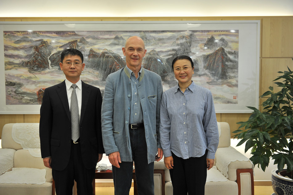 Liao Hong, president and editor-in-chief of People’s Daily Online (L), WTO Director General Pascal Lamy (C) and Ma Li, deputy editor-in-chief of the People's Daily and chairperson of the board of directors of People.cn Co., Ltd (R) pose for a photo on June 29, 2013 at People’s Daily Online. (People's Daily Online/ Yu Kai) 