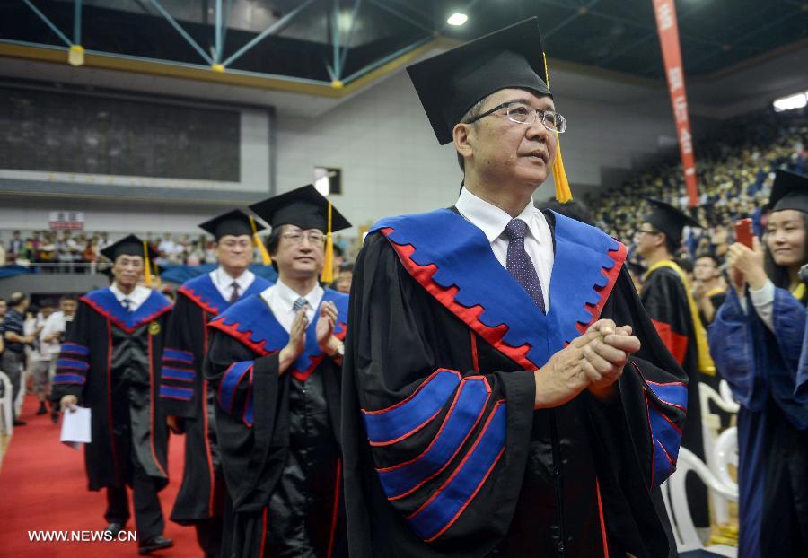 Lin Jianhua(front), the new president of Zhejiang University, is seen during the graduation ceremony of Zhejiang University in Hangzhou, capital of east China's Zhejiang Province, June 29, 2013. The graduation ceremony was held here Saturday. (Xinhua/Han Chuanhao)