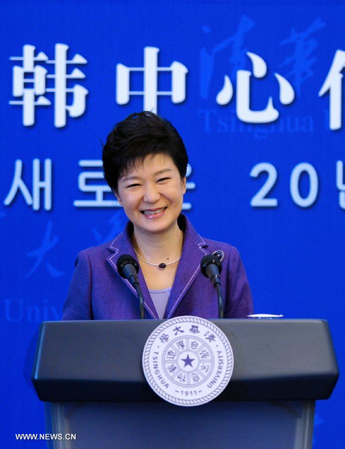 Visiting South Korean President Park Geun-hye delivers a speech at Tsinghua University in Beijing, capital of China, June 29, 2013. (Xinhua/Zhang Duo)