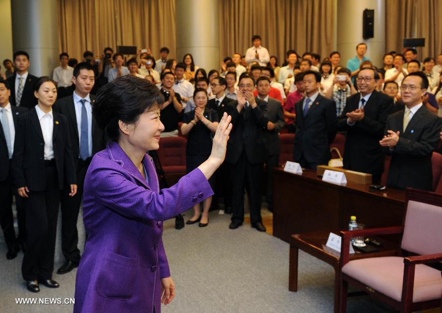 Visiting South Korean President Park Geun-hye (front) delivers a speech at Tsinghua University in Beijing, capital of China, June 29, 2013. (Xinhua/Zhang Duo)