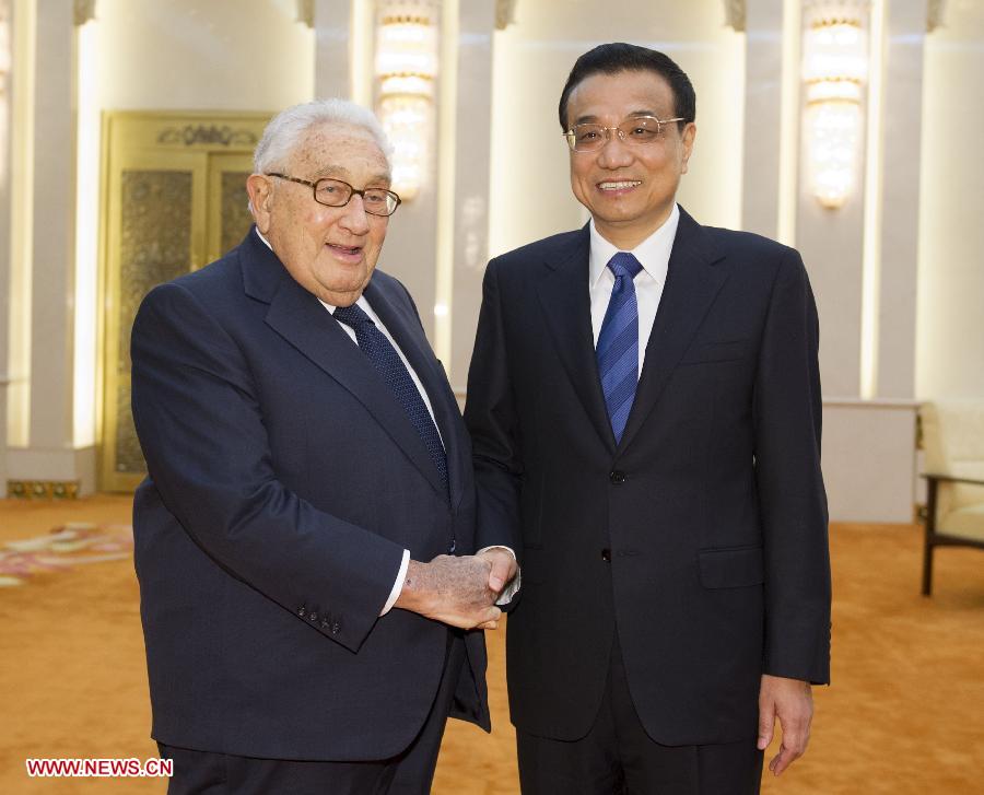 Chinese Premier Li Keqiang (R) shakes hands with former U.S. Secretary of State Henry Kissinger during their meeting at the Great Hall of the People in Beijing, capital of China, June 28, 2013. (Xinhua/Xie Huanchi)