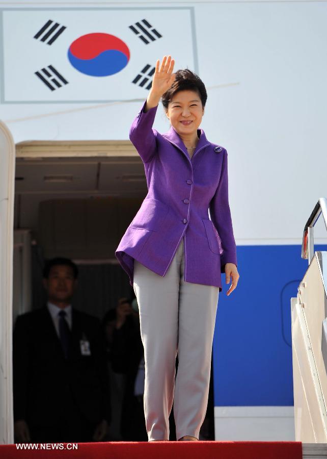 The visiting Republic of Korea (ROK) President Park Geun-hye arrives at Xi'an, capital of northwest China's Shaanxi Province, June 29, 2013. (Xinhua/Ding Haitao) 