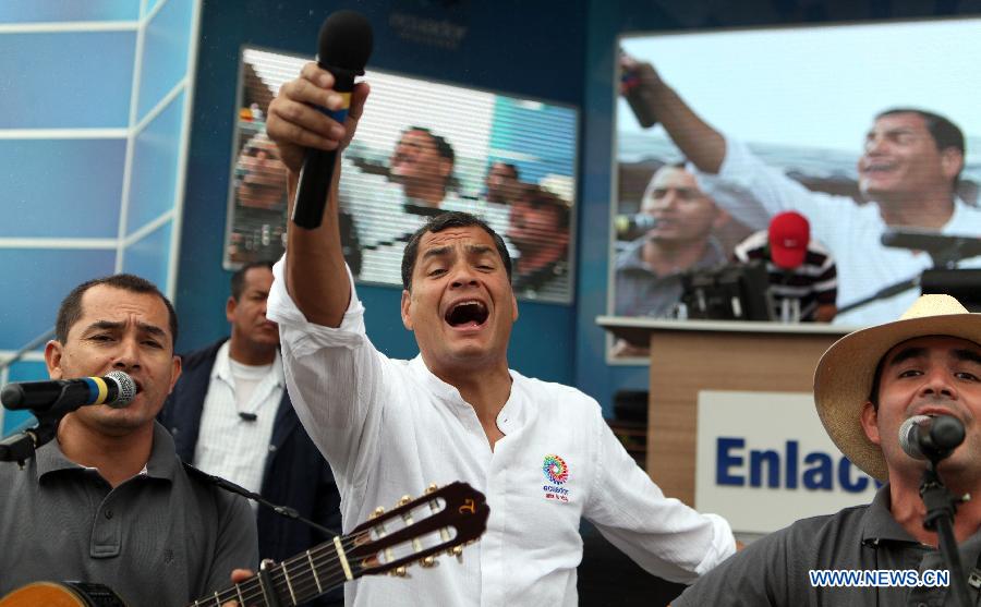 Ecuador's President Rafael Correa (C) takes part in the weekly presentation of presidential work in El Aromo of Manabi Province, Ecuador, on June 29, 2013. Rafael Correa said on Saturday the United States had asked him not to grant asylum for Edward Snowden, a U.S. intelligence agent-turned-whistleblower accused of espionage by Washington, in a telephone conversation he held with U.S. Vice President Joe Biden. (Xinhua/Santiago Armas)