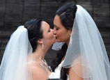 Homosexual couple takes wedding photos in NYC