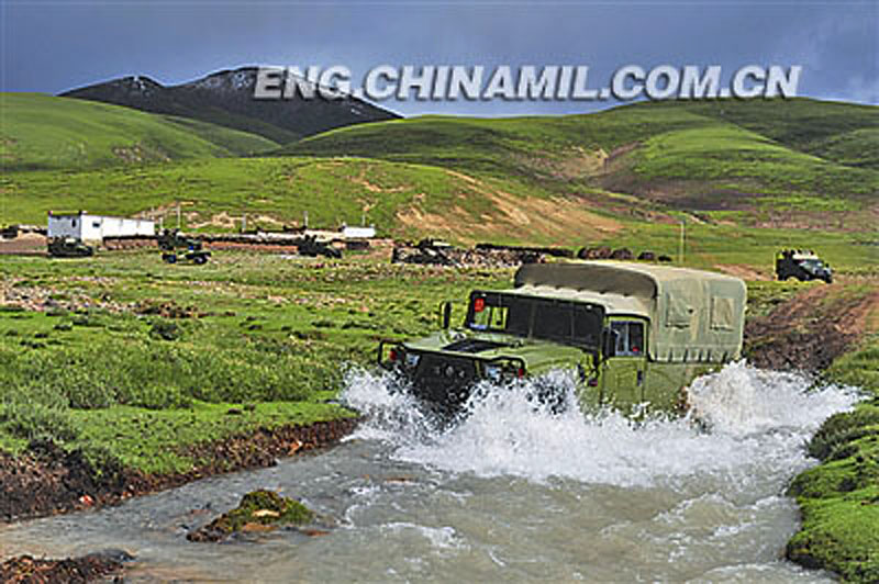 The officers and men are driving under rough terrain conditions in a bid to temper their driving skills. A troop unit of the Chinese People's Liberation Army stationed in Tibet took its officers and men to alpine desert to conduct camouflage and survival training. (Chinamil.com.cn/Zhang Zhen)