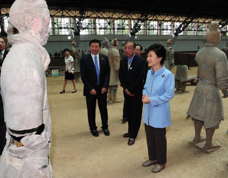 Republic of Korea (ROK) President Park Geun-hye visits the ancient terracotta army, buried for centuries to guard the tomb of China's first emperor Qinshihuang of the Qin Dynasty (221 BC-207 BC), in Xi'an, capital city of northwest China's Shaanxi Province, on June 30, 2013. (Xinhua/Ding Haitao) 
