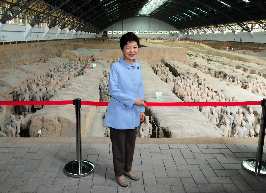 Republic of Korea (ROK) President Park Geun-hye visits the Emperor Qinshihuang's Mausoleum Site Museum in Xi'an, capital city of northwest China's Shaanxi Province, on June 30, 2013. Park on Sunday visited the ancient terracotta army, buried for centuries to guard the tomb of China's first emperor Qinshihuang of the Qin Dynasty (221 BC-207 BC). (Xinhua/Ding Haitao) 