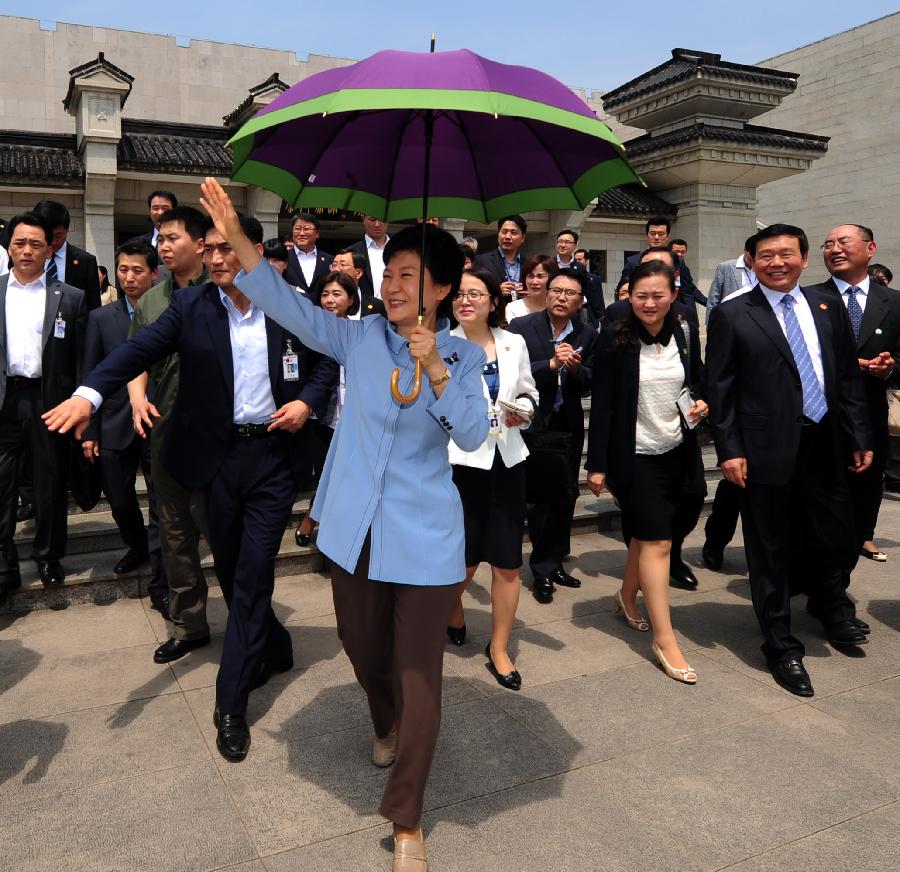 Republic of Korea (ROK) President Park Geun-hye waves to visitors in Xi'an, capital city of northwest China's Shaanxi Province, on June 30, 2013. Park on Sunday visited the ancient terracotta army, buried for centuries to guard the tomb of China's first emperor Qinshihuang of the Qin Dynasty (221 BC-207 BC). (Xinhua/Ding Haitao)