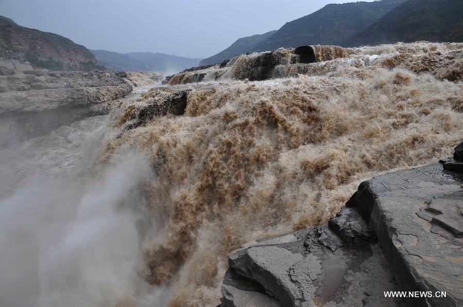 Photo taken on June 30, 2013 shows the scenery of the Hukou Waterfall of the Yellow River in Jixian County, north China's Shanxi Province. (Xinhua/Lv Guiming) 