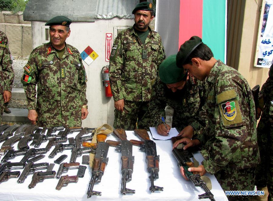 Afghan army soldiers display weapons of Taliban militants at an army camp in Nangarhar province, eastern Afghanistan, on June 30, 2013. Afghan army soldiers captured weapons of Taliban militants during an operation in Nangarhar province on Sunday, officials said. (Xinhua/Tahir Safi) 