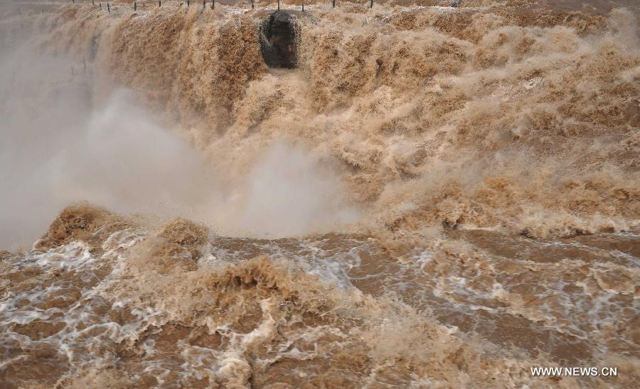 Photo taken on June 30, 2013 shows the scenery of the Hukou Waterfall of the Yellow River in Jixian County, north China's Shanxi Province. (Xinhua/Lv Guiming)