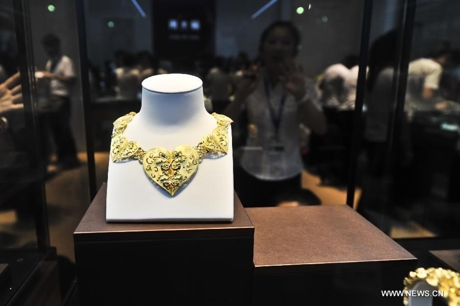 A gold necklace is seen at the wedding expo in Beijing, capital of China, June 28, 2013. The three-day 2013 China (summer) wedding expo kicked off here on Friday. Some 3,000 exhibitors from over 30 countries and regions participated in the exposition. (Xinhua/Wang Jingsheng)  